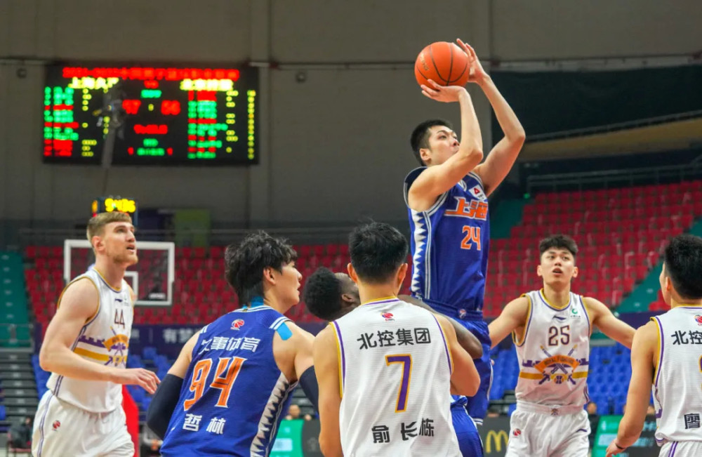  里程碑夜上海久事临场应变；亚冠集结日刷纪录；气氛紧张；身体对抗强度拉满