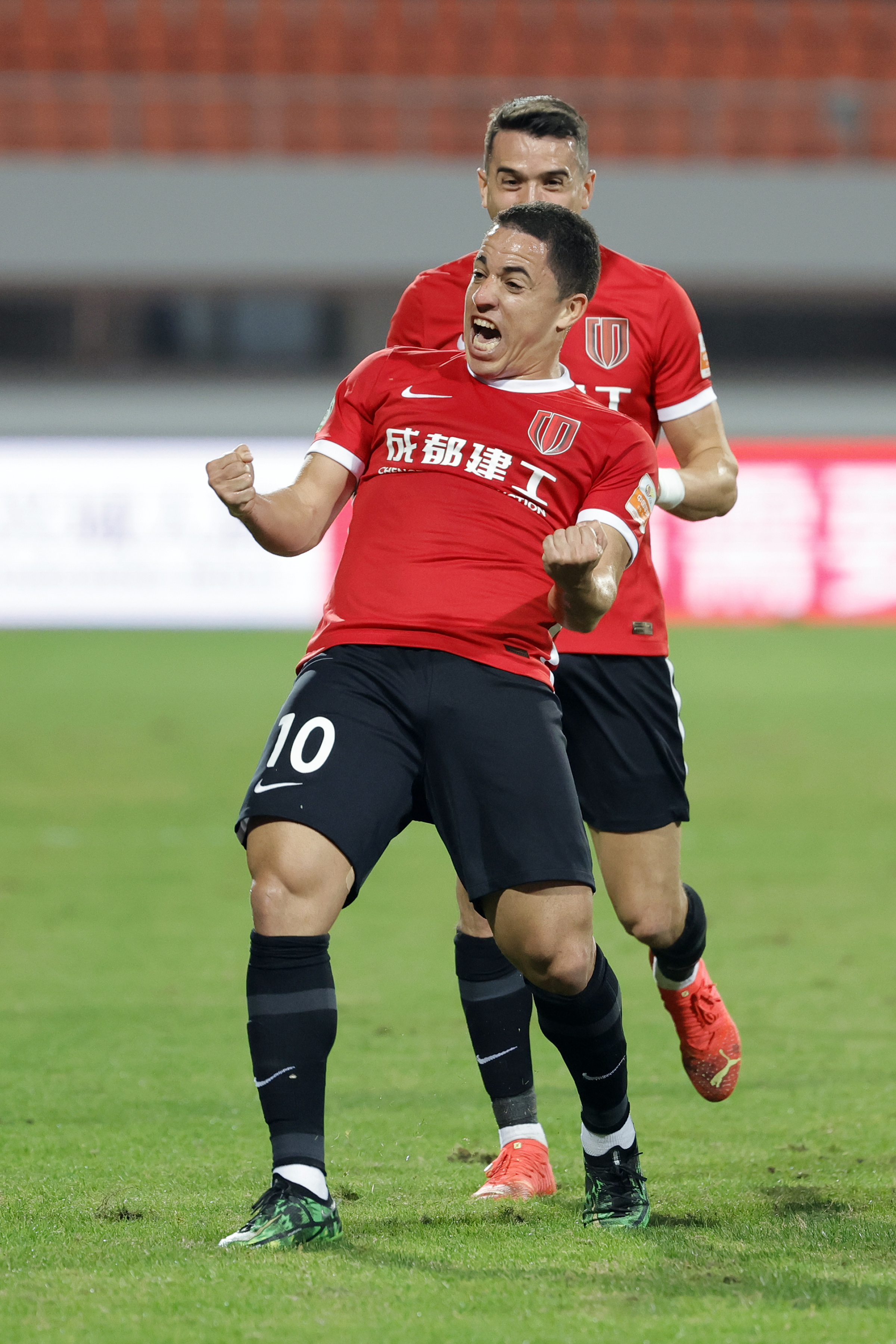 包含里程碑夜！成都蓉城再遭质疑，CBA常规赛赛前刷纪录，悬念犹存，阵容厚度经受考验的词条