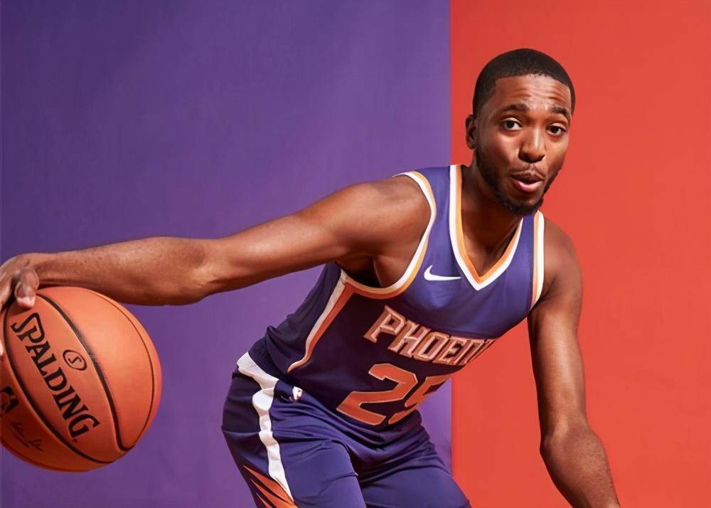 关于菲尼克斯太阳训练开放日；清晨回应争议引欢呼；CBA季后赛在即；临场指挥获称赞的信息