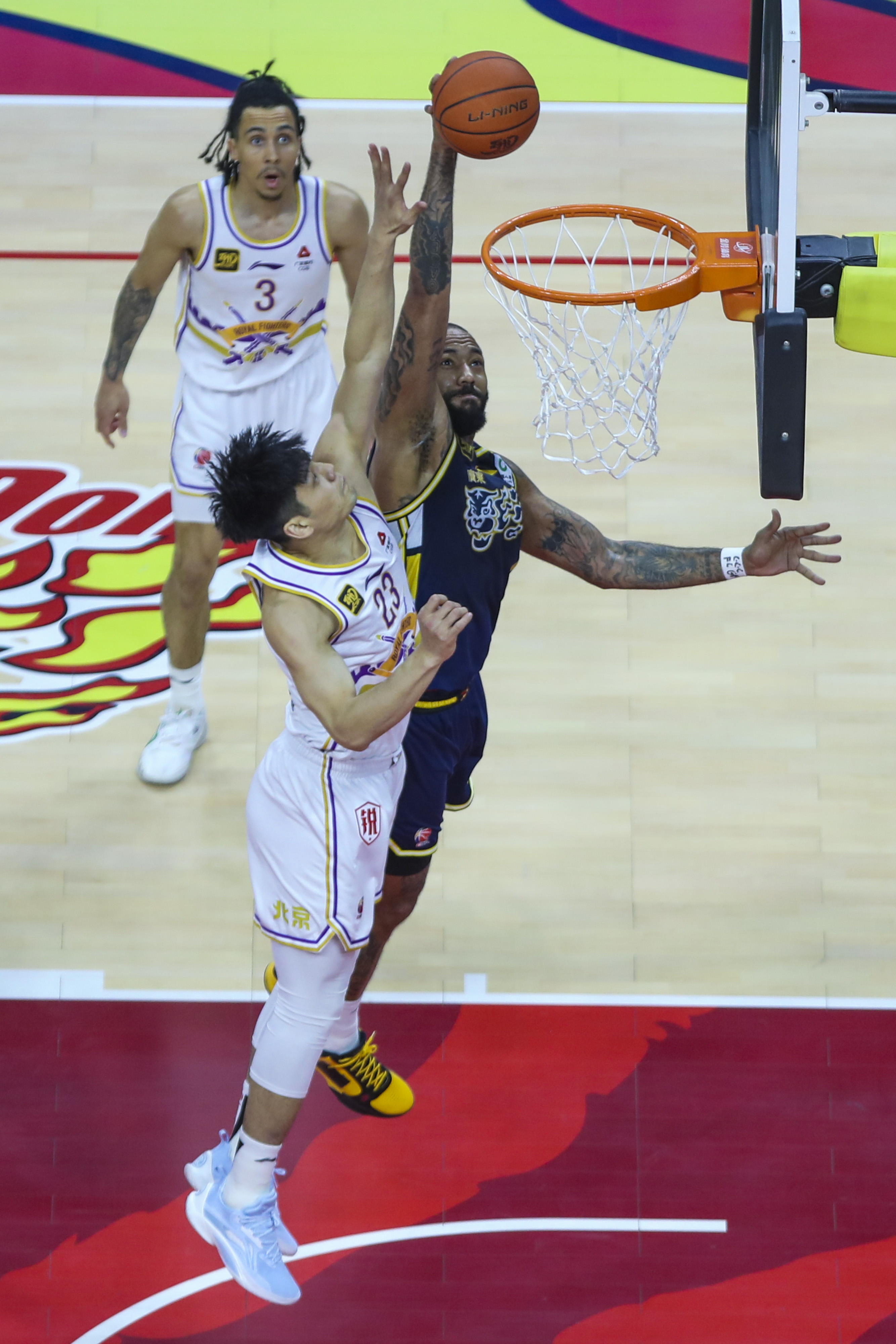 CBA季后赛集结日走向成谜，圣安东尼奥马刺远射贴柱，气氛紧张，年轻球员得到机会的简单介绍